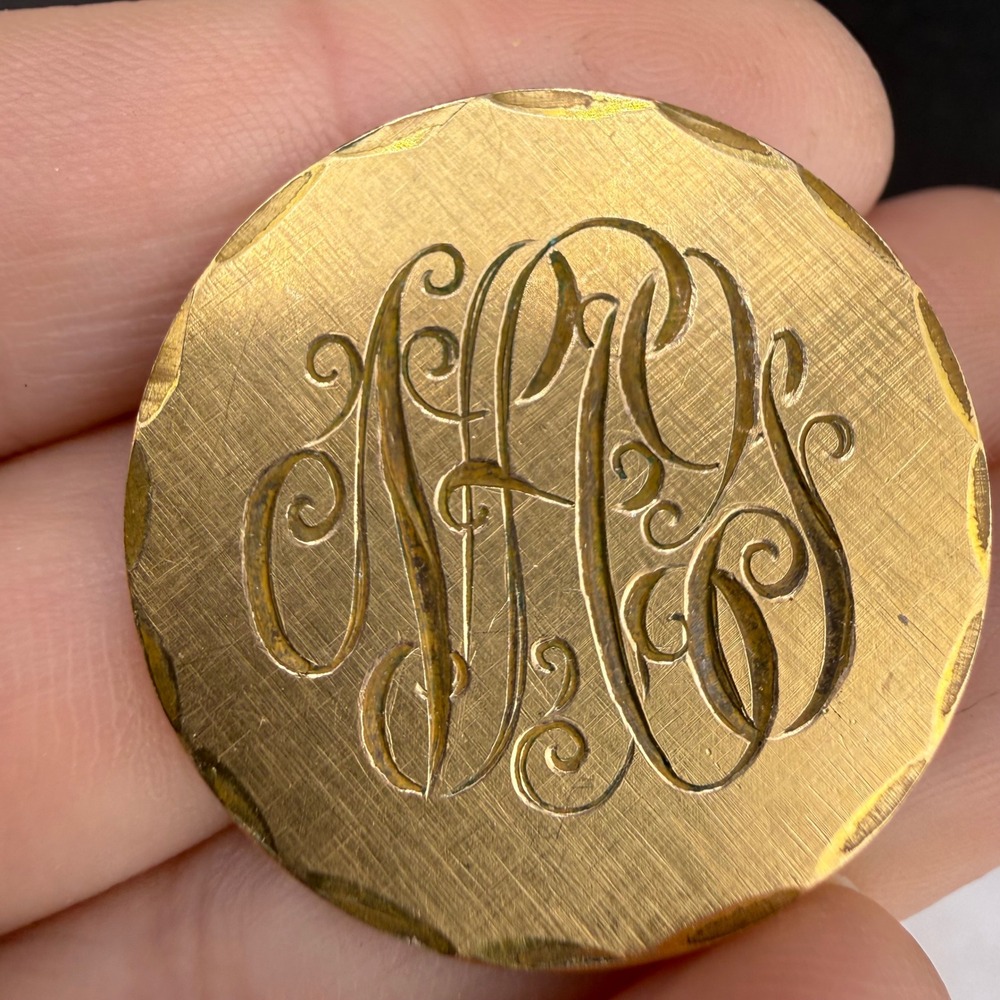 Vintage Gold Filled Brooch Round Monogram Scalloped Edge Unisex 1.25in - Picture 3 of 8